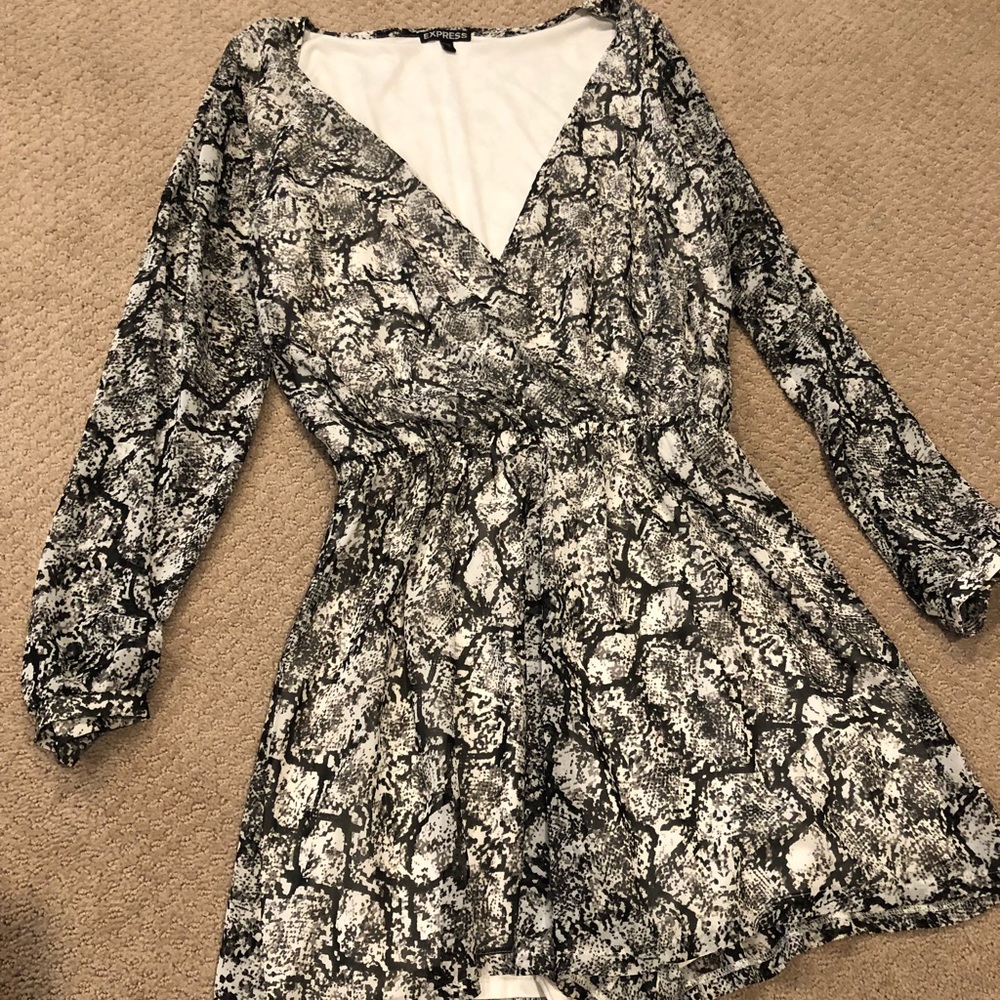 4 Express Rompers & 1 Dress (bundle) - Picture 6 of 7